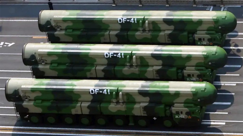 DF-41s, or at least their TELs, at a previous Chinese military parade. via Global Times
东风-41,或至少是其运输发射车,在中国上一次阅兵式上亮相。图片来源:环球时报